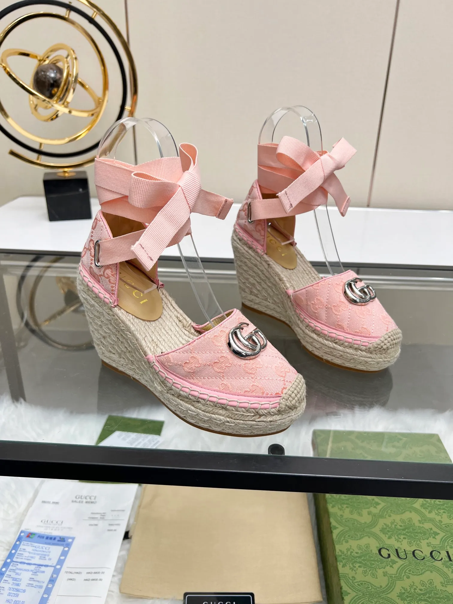 👟👟Ex-factory price 440👟👟 GUCCI wedge fisherman sandals, thick-soled straw, high-end quality, fabric: double G fabric, electric embroidery, lining: mixed sheepskin lining, yardage: 35～42, color: pure white. Dear new and old customers, the picture has been updated, please transfer the image to change. The upgraded version of the wedge heel currently has more than 40 colors. Transfer the image to sell.